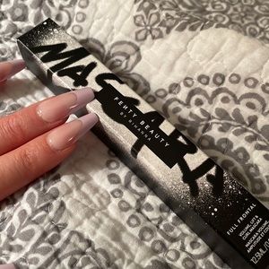 FENTY BEAUTY Full Frontal Volume, Lift & Curl Mascara Cuz I'm Black - true black